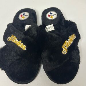 Steelers women’s med size 7-8 faux fur slide Slippers. Like New